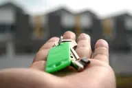 Una mano sostiene llaves nuevas de casa
