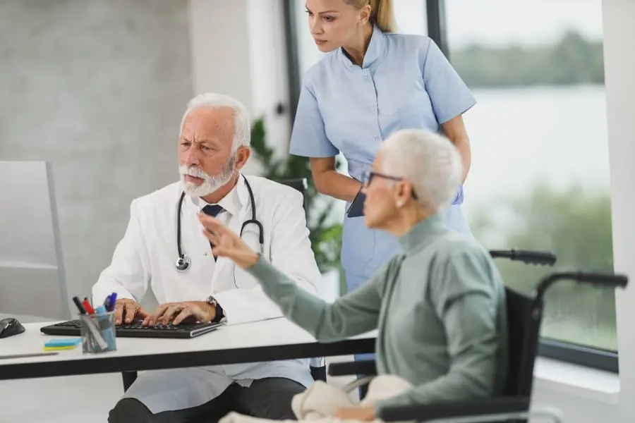 Una médica conversando con un paciente en una clínica luminosa