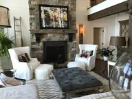 Una sala acogedora con chimenea de piedra