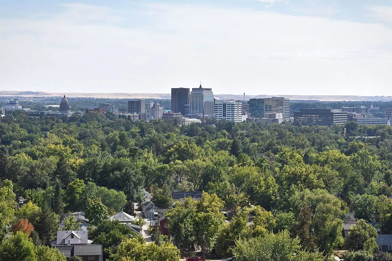 El centro de Boise visto entre los árboles del North End desde Camel's Back Park