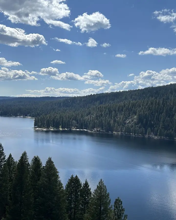 El lago Payette y el bosque de pinos vistos desde el Parque Estatal Ponderosa, en McCall