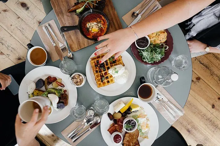 Amigos compartiendo un brunch alrededor de una mesa